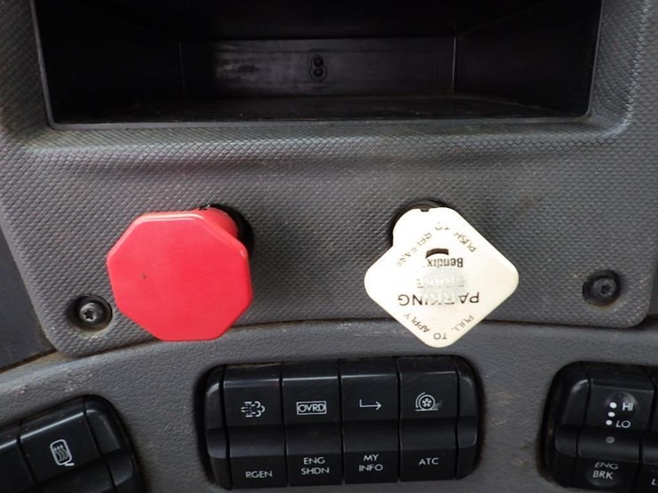 2013-freightliner-cascadia-113-image-41