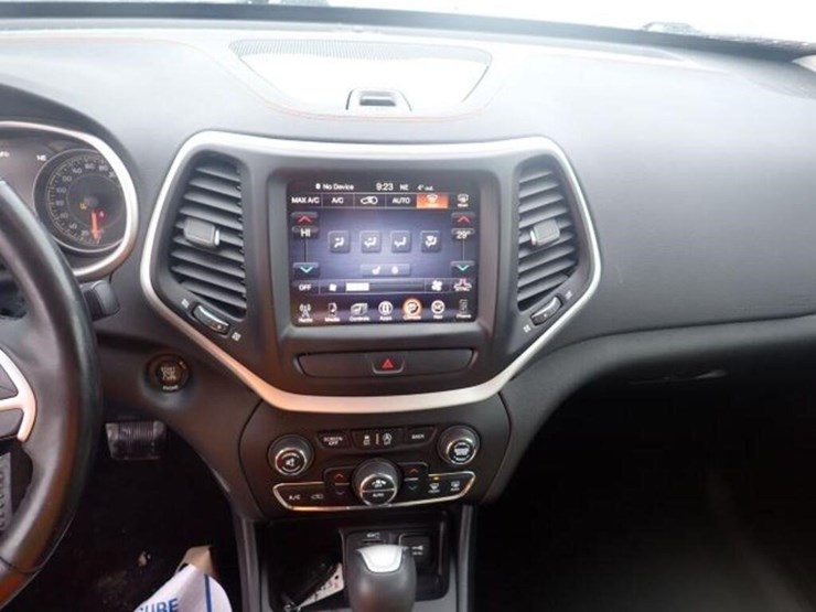 2016-jeep-cherokee-image-26