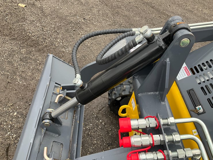#1016-•-unused-landhero-lhr‑me380x1-mini-skid-steer-loader-image-9
