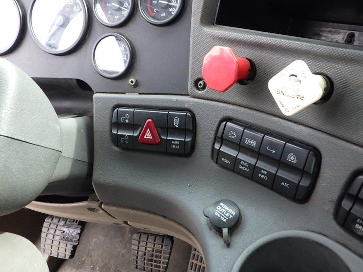 2013-freightliner-cascadia-113-image-39