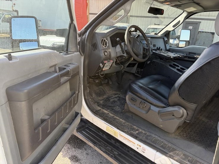 2011-ford-f550-xlt-image-12