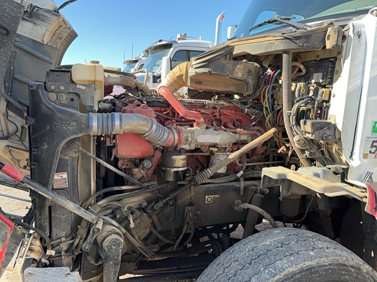 2015-peterbilt-567-image-26