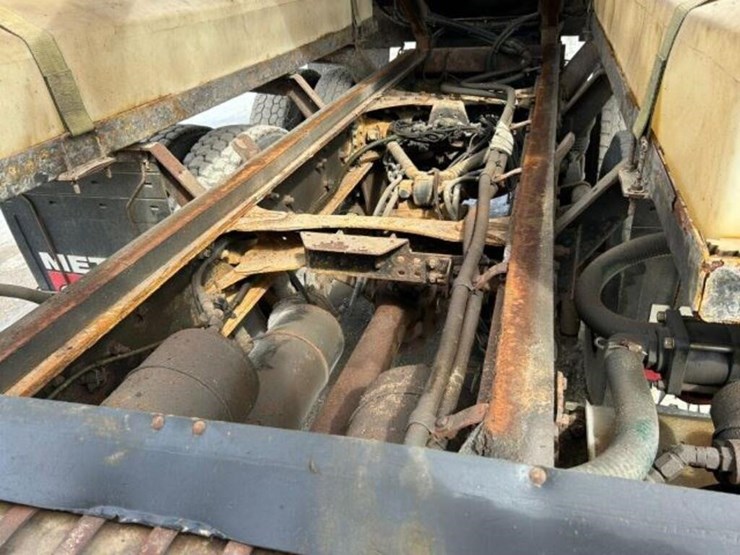 2013-freightliner-108sd-image-42