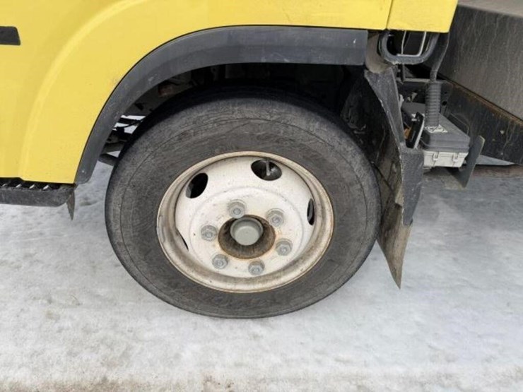 2022-isuzu-nrr-image-27