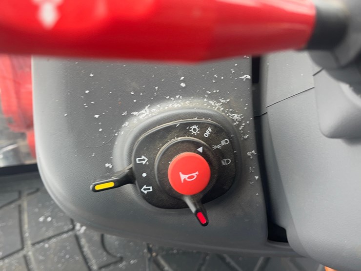 kioti-rx8320-power-shuttle-tractor-with-loader-image-39