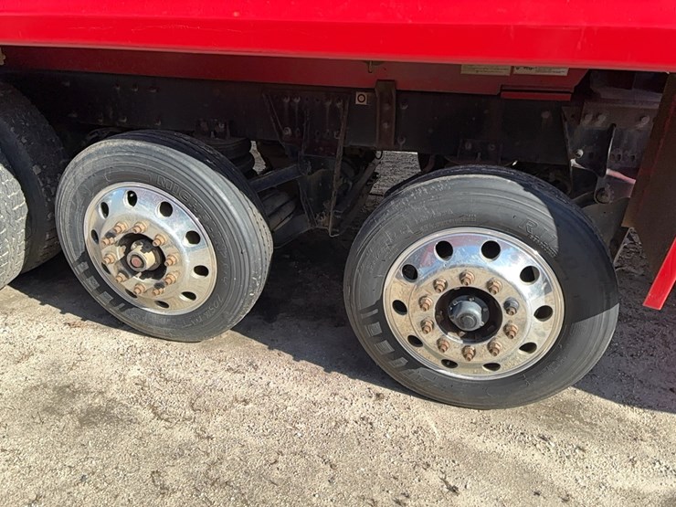 2015-peterbilt-567-image-4