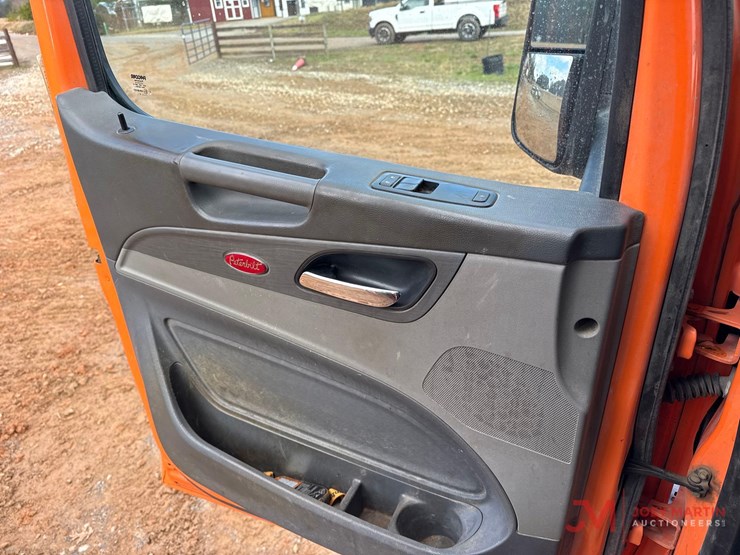 2017-peterbilt-rollback-truck-image-35
