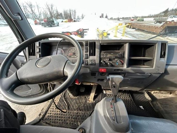 2015-isuzu-nrr-image-18