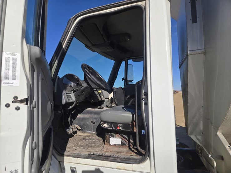 2007-international-7600-image-23