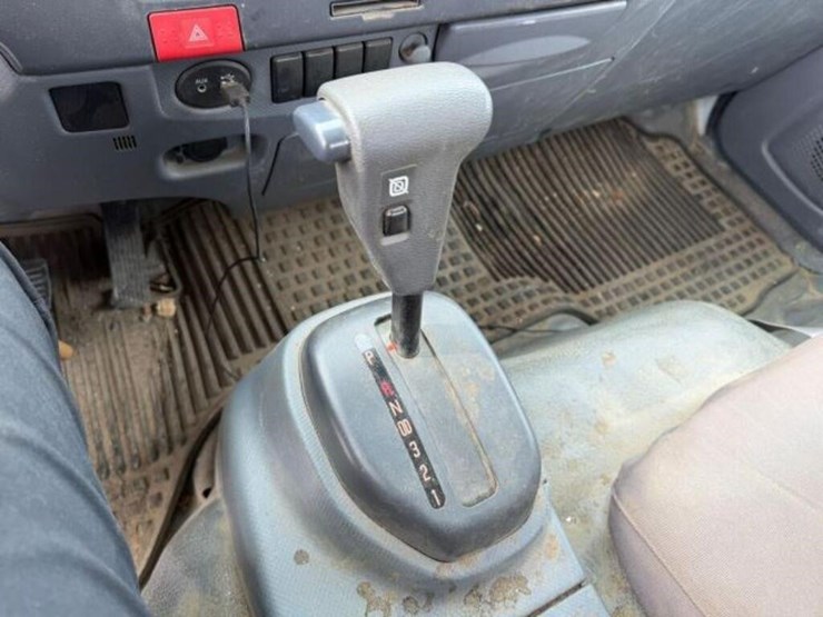 2022-isuzu-nrr-image-16