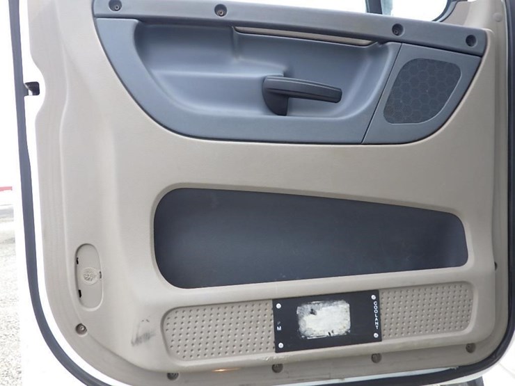 2016-freightliner-cascadia-125-image-31