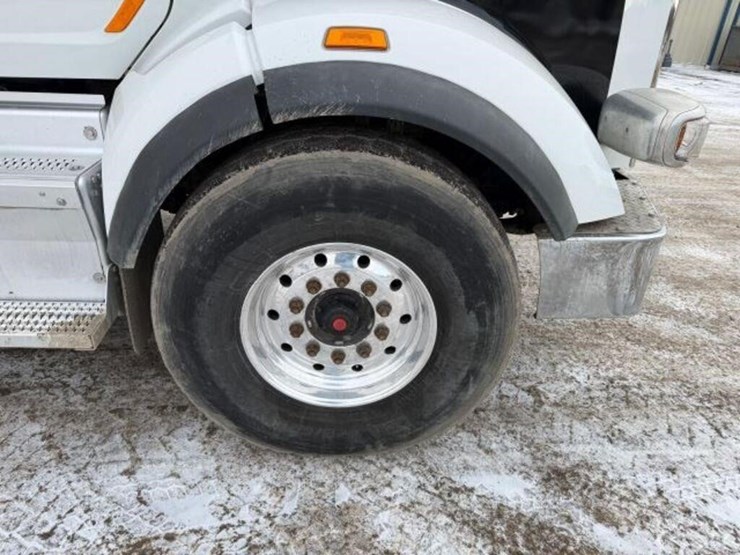 2017-peterbilt-567-image-42