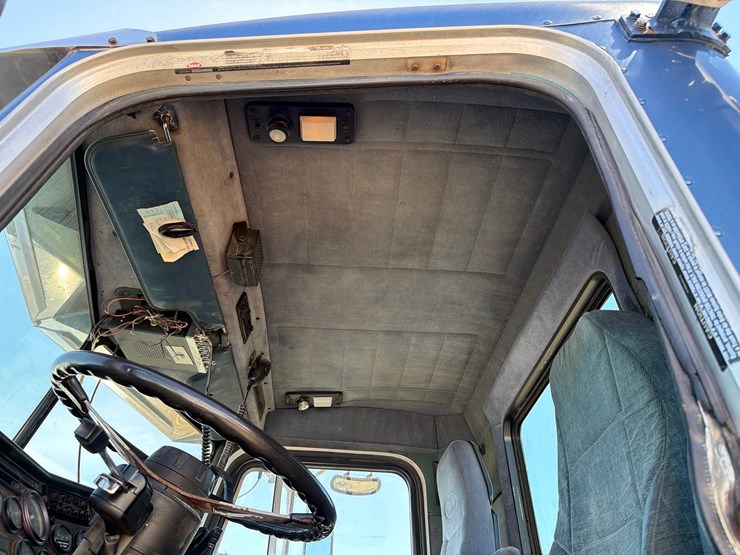 1988-peterbilt-378-image-12