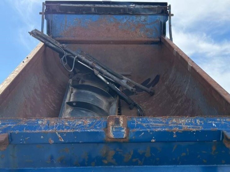 2013-freightliner-108sd-image-38