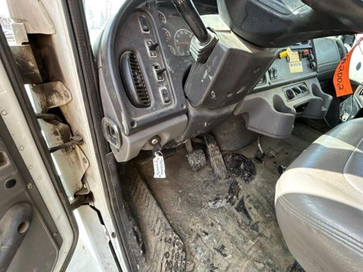 2013-freightliner-108sd-image-23