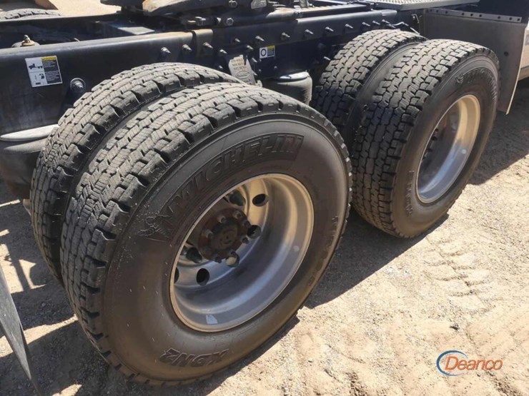 2017-peterbilt-567-image-8