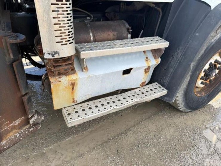 2013-freightliner-108sd-image-69