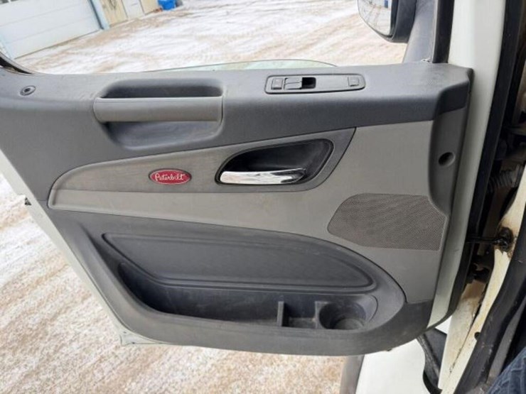 2017-peterbilt-567-image-15