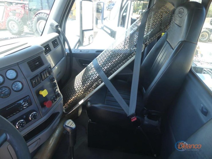 2017-peterbilt-567-image-16