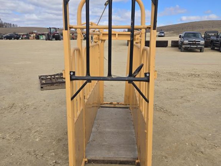 #188-•-like-new-foremost-head-chute-and-palpation-cage-image-6