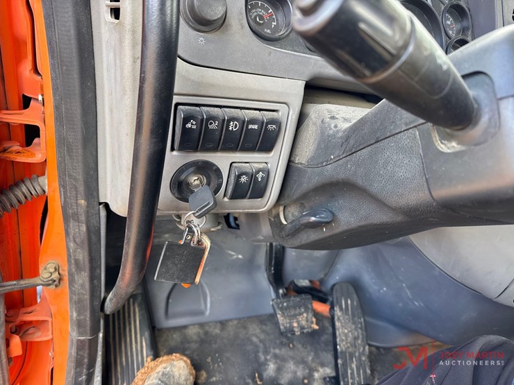 2017-peterbilt-rollback-truck-image-34