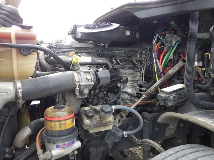 2016-freightliner-cascadia-125-image-11