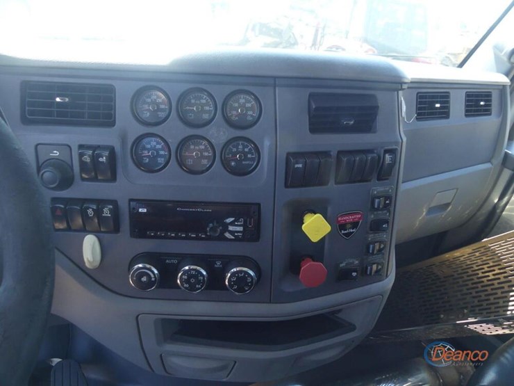 2017-peterbilt-567-image-17