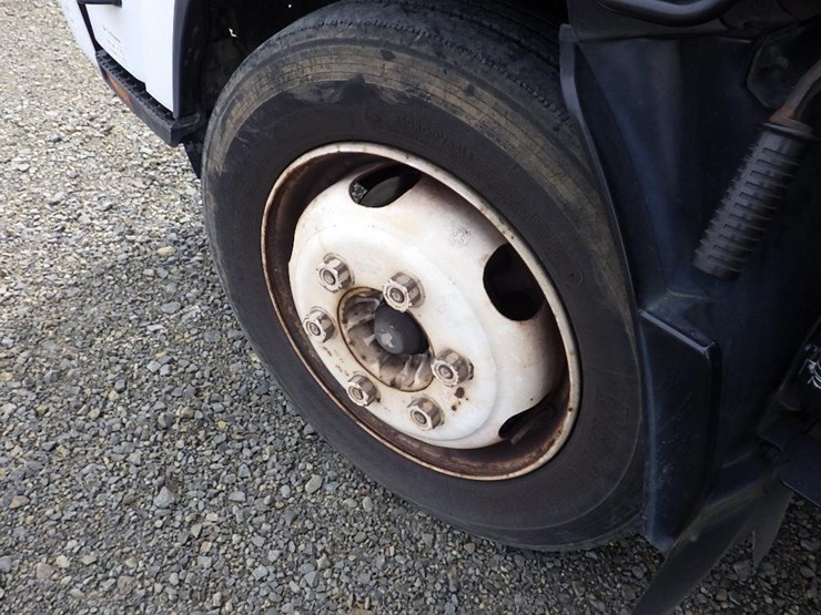 2010-isuzu-npr-image-14