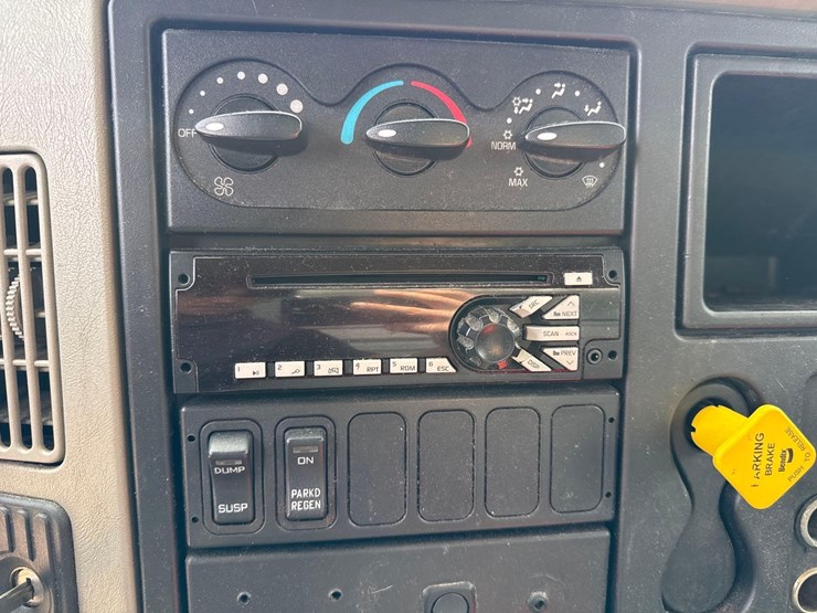 2016-international-ma025-single-axle-box-truck-image-22