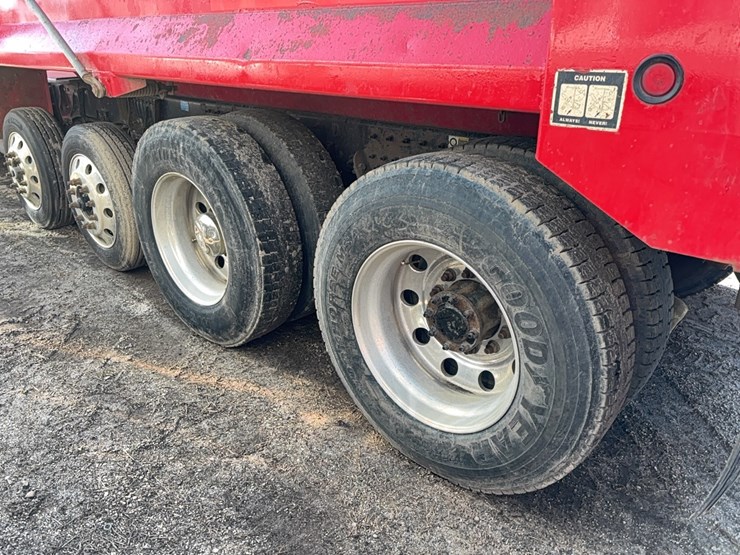 2015-peterbilt-567-image-7