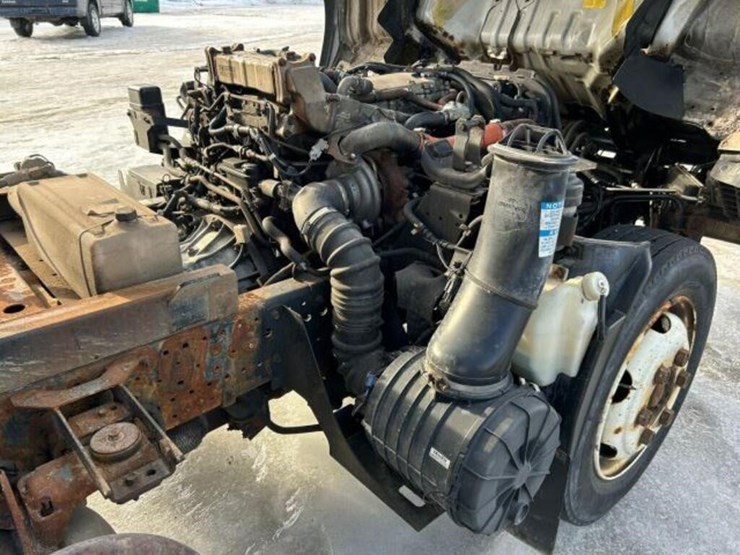 2015-isuzu-nrr-image-30