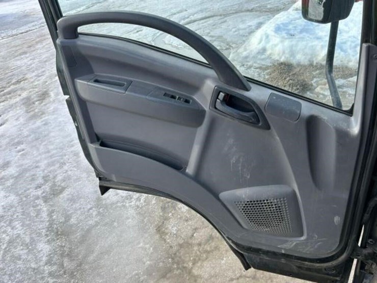 2015-isuzu-nrr-image-19