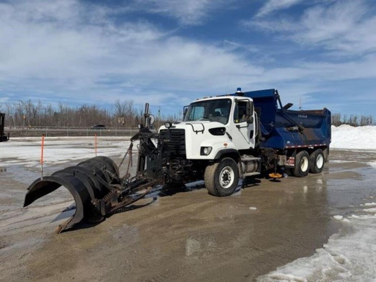 2013-freightliner-108sd-image-1