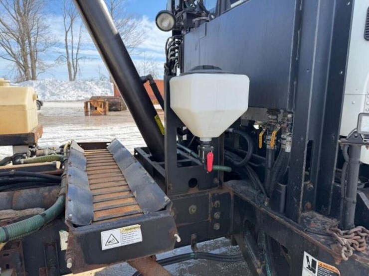 2013-freightliner-108sd-image-42