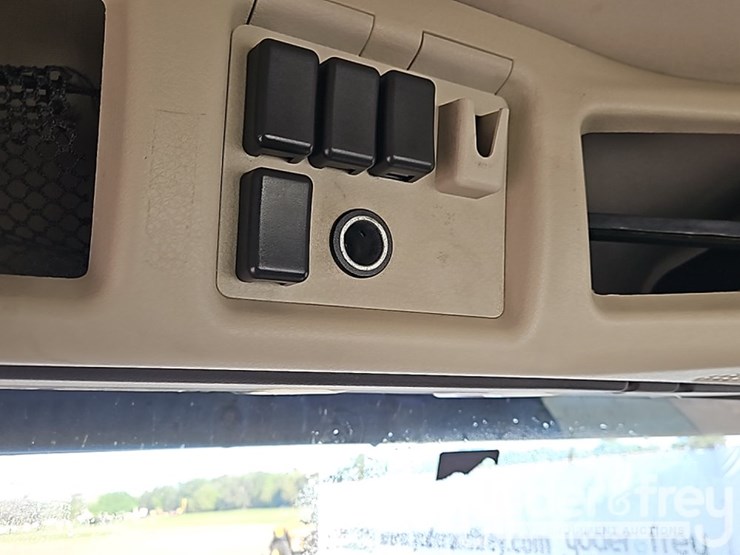 2015-volvo-vnl42t300-image-41