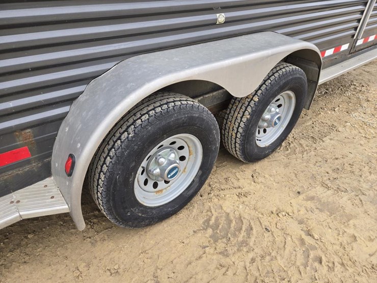 #73-•-2005-featherlite-gooseneck-livestock-trailer-image-14