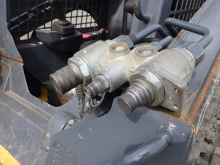 2017-deere-317g-image-18