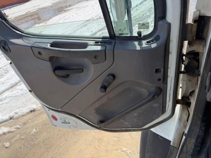 2013-freightliner-108sd-image-14