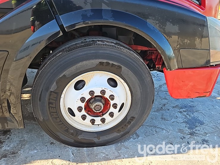 2015-volvo-vnl42t300-image-10