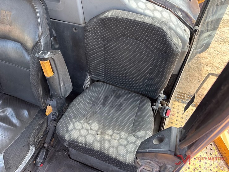 caterpillar-745-image-18