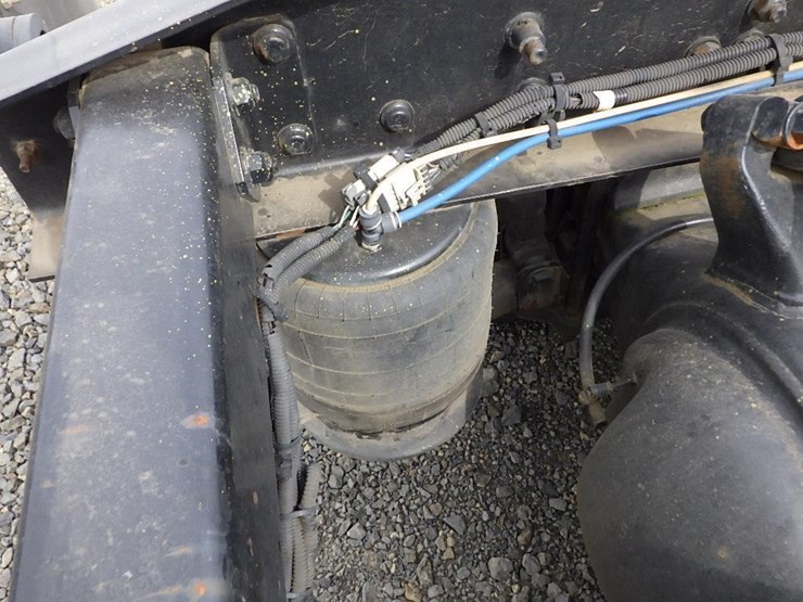 2013-freightliner-cascadia-113-image-11