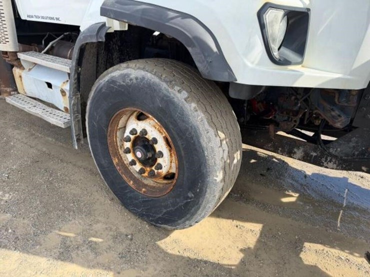 2013-freightliner-108sd-image-55