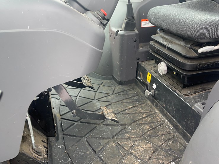 kioti-rx8320-power-shuttle-tractor-with-loader-image-34