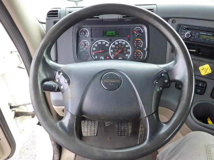 2016-freightliner-cascadia-125-image-33