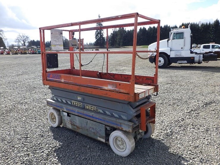 1997-skyjack-sj-3220-scissor-lift-image-7