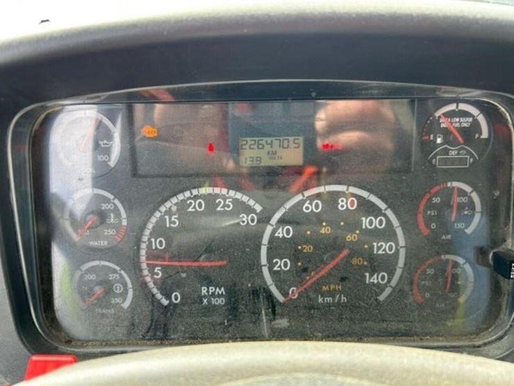 2013-freightliner-108sd-image-9