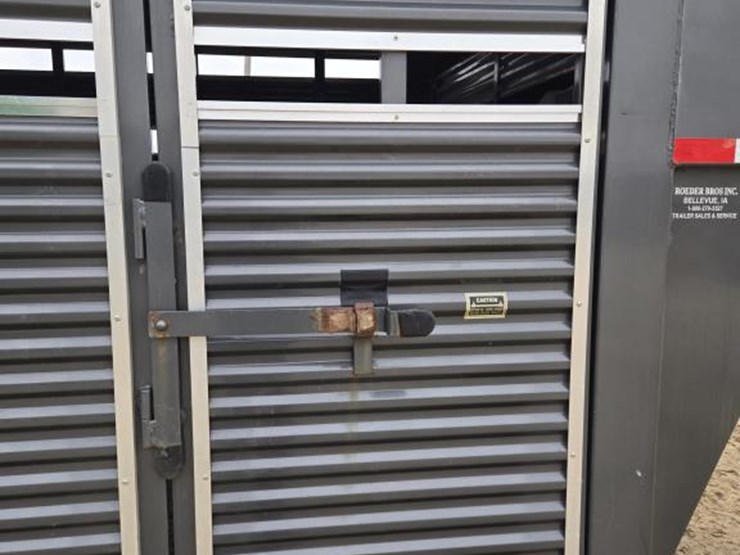 #73-•-2005-featherlite-gooseneck-livestock-trailer-image-17