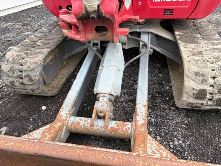 2017-takeuchi-tb240-image-6