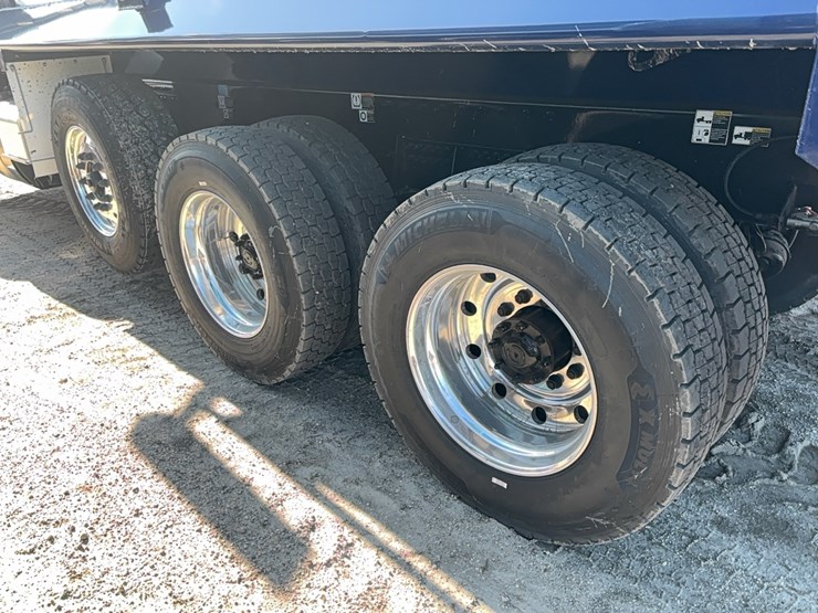 2026-peterbilt-567-image-8