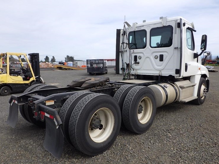 2016-freightliner-cascadia-125-image-5